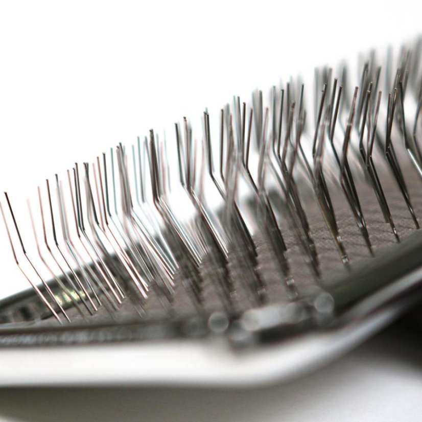 Rozčesávací kartáč šetrný ke kůži koček