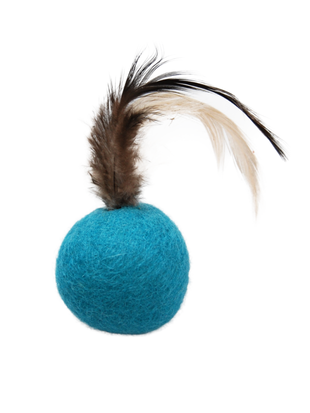 Koule z ovčí vlny s ptačími peříčky