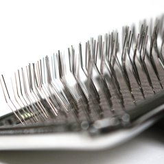 Rozčesávací kartáč šetrný ke kůži koček