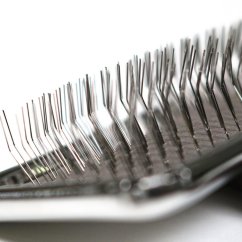 Rozčesávací kartáč šetrný ke kůži koček